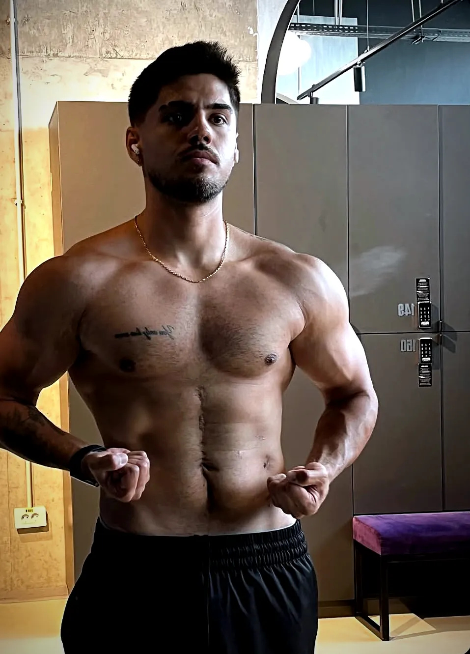 Cătălin în vestiarul sălii, fără tricou; pe abdomen se vede cicatricea operației.